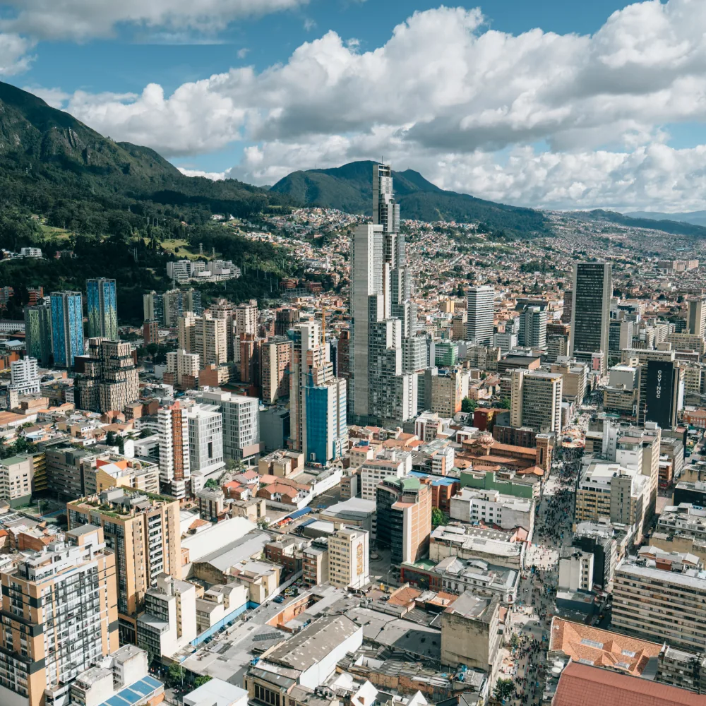 Vista aérea de una ciudad con montañas al fondo