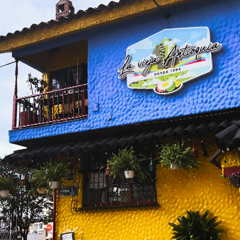 Fachada del restaurante La Vieja Antioquia con balcones de colores